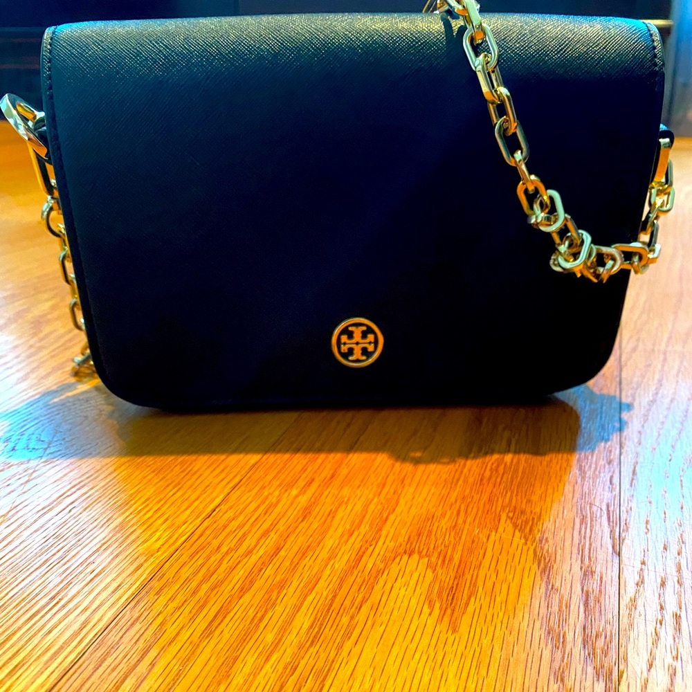 Tory Burch
Black W/Gold Hardware Saffiano Leather Cross Body Bag